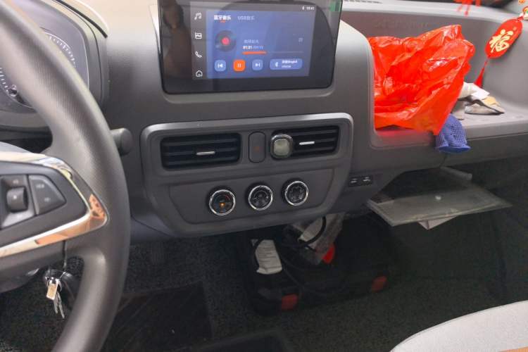 Used Wuling Yangguang 2025 Model 310KM Window-Sealed Edition—Customized by CATL Audio And AC Panel