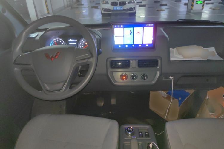 Used Wuling Yangguang 2025 Model 400km Bus Edition—Comfort Edition Center Console
