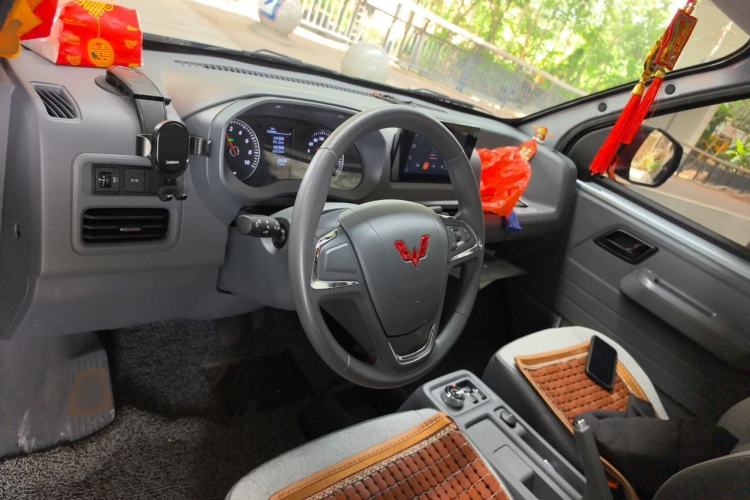 Used Wuling Yangguang 2025 Model 310KM Window-Sealed Edition—Customized by CATL Center Console