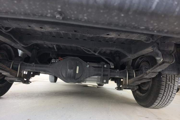 Used Wuling Yangguang 2025 Model 310KM Window-Sealed Edition—Customized by CATL Chassis Rear