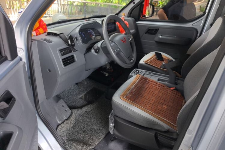 Used Wuling Yangguang 2025 Model 310KM Window-Sealed Edition—Customized by CATL Driver Seat