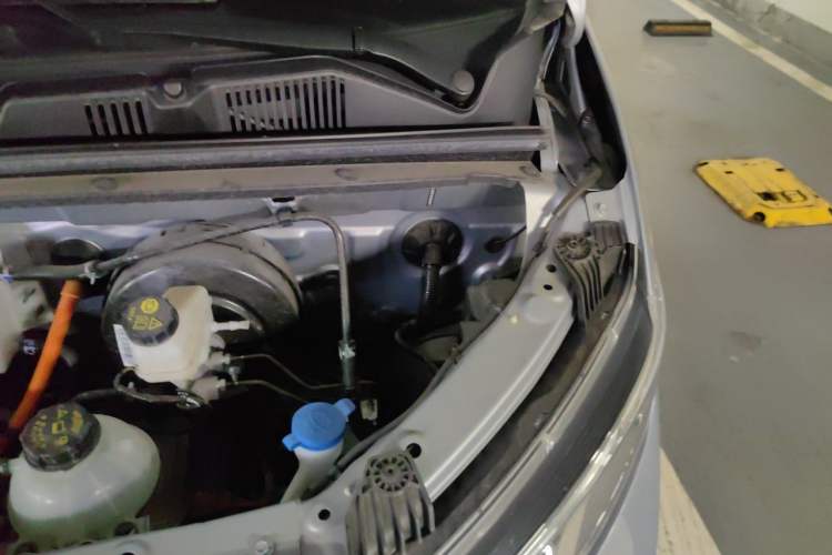 Used Wuling Yangguang 2025 Model 400km Bus Edition—Comfort Edition Engine Bay Left
