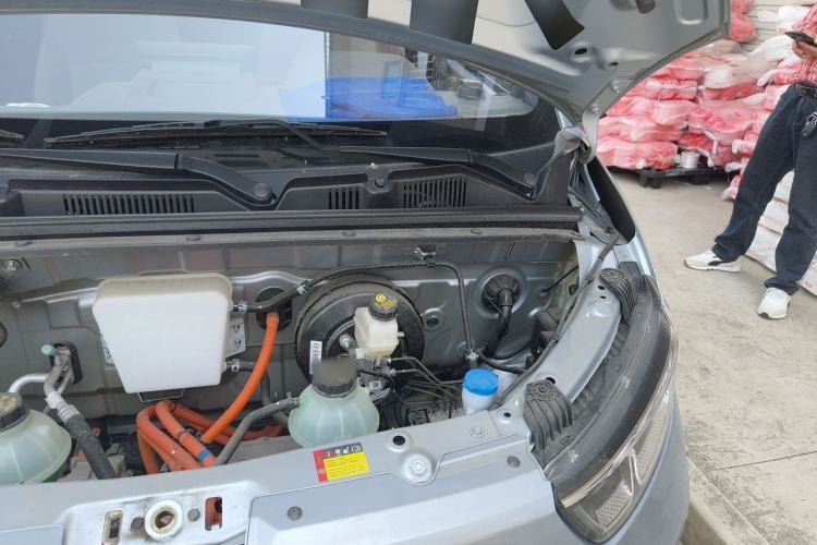 Used Wuling Yangguang 2025 Model 400km Bus Edition—Comfort Edition Engine Bay Left