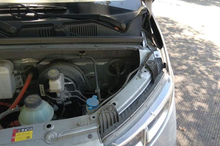 Used Wuling Yangguang 2025 Model 400km Bus Edition—Comfort Edition Engine Bay Left