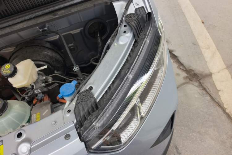 Used Wuling Yangguang 2025 Model 310KM Window-Sealed Edition—Customized by CATL Engine Bay Left