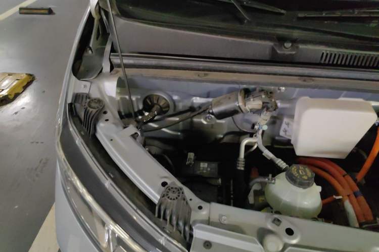 Used Wuling Yangguang 2025 Model 400km Bus Edition—Comfort Edition Engine Bay Right