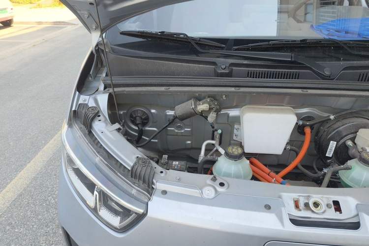 Used Wuling Yangguang 2025 Model 400km Bus Edition—Comfort Edition Engine Bay Right