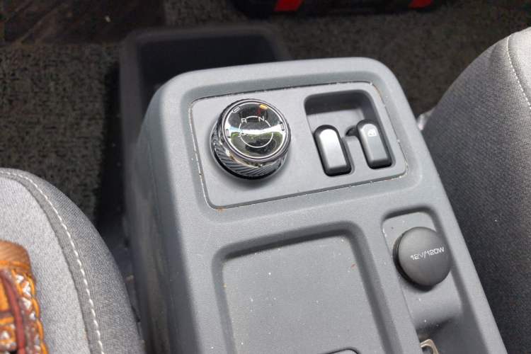 Used Wuling Yangguang 2025 Model 310KM Window-Sealed Edition—Customized by CATL Gear Lever