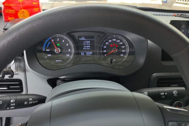 Used Wuling Yangguang 2025 Model 310KM Window-Sealed Edition—Customized by CATL Instrument Cluster
