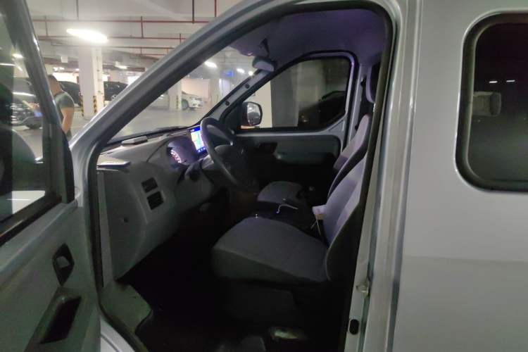 Used Wuling Yangguang 2025 Model 400km Bus Edition—Comfort Edition Left Front Seat