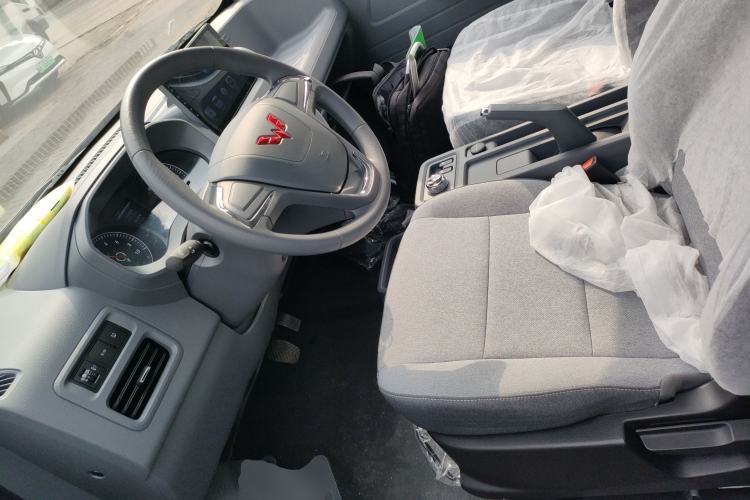 Used Wuling Yangguang 2025 Model 400km Bus Edition—Comfort Edition Left Front Seat