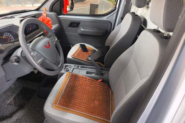 Used Wuling Yangguang 2025 Model 310KM Window-Sealed Edition—Customized by CATL Left Front Seat