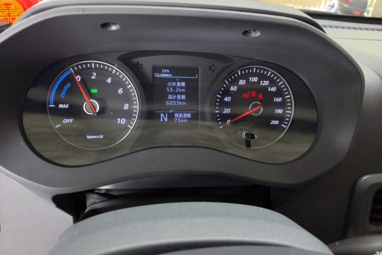 Used Wuling Yangguang 2025 Model 310KM Window-Sealed Edition—Customized by CATL Odometer Close Up