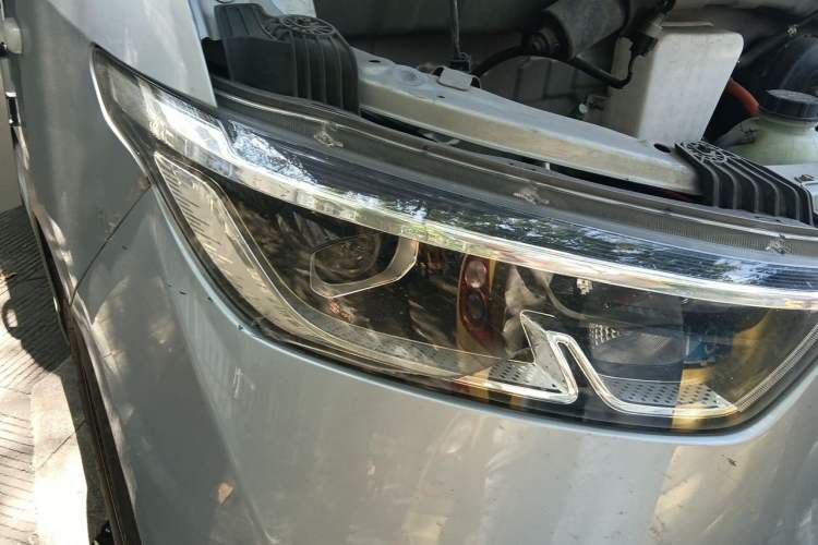 Used Wuling Yangguang 2025 Model 400km Bus Edition—Comfort Edition Right Front Headlight