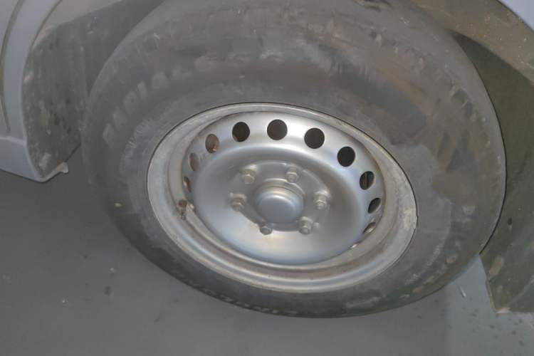 Used Wuling Yangguang 2025 Model 400km Bus Edition—Comfort Edition Right Front Wheel Hub