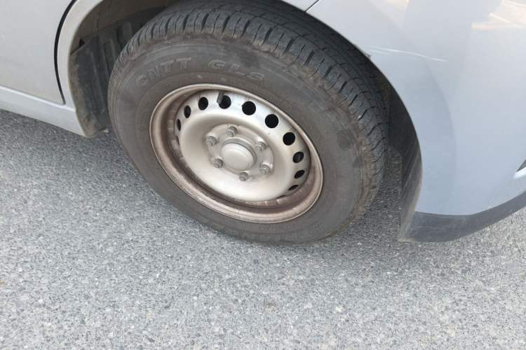 Used Wuling Yangguang 2025 Model 400km Bus Edition—Comfort Edition Right Front Wheel Hub
