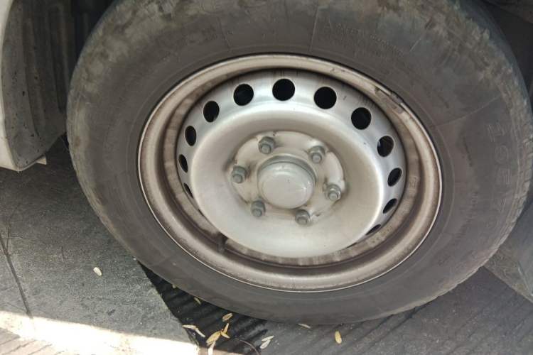 Used Wuling Yangguang 2025 Model 400km Bus Edition—Comfort Edition Right Front Wheel Hub