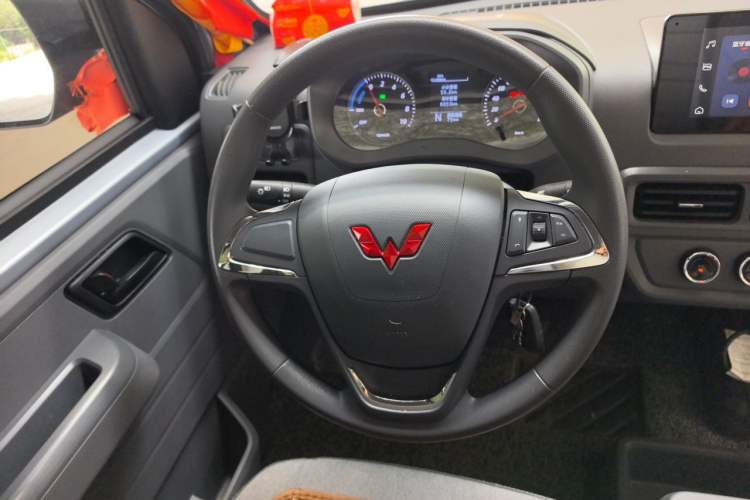Used Wuling Yangguang 2025 Model 310KM Window-Sealed Edition—Customized by CATL Steering Wheel