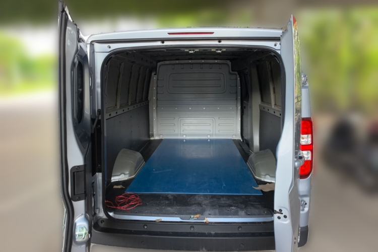 Used Wuling Yangguang 2025 Model 310KM Window-Sealed Edition—Customized by CATL Trunk