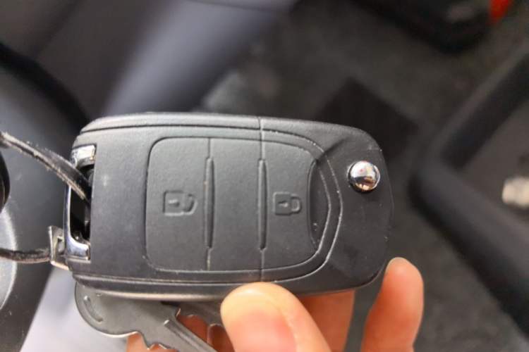 Used Wuling Yangguang 2025 Model 310KM Window-Sealed Edition—Customized by CATL Vehicle Key
