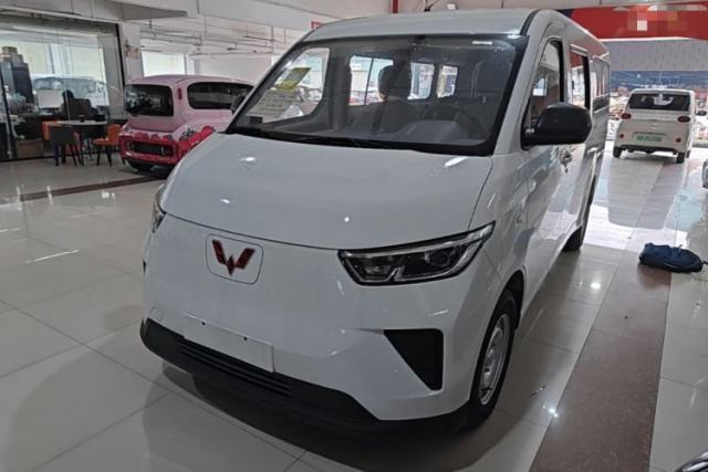 Used Wuling Yangguang 2025 Model 310KM Bus Edition—Customized by CATL