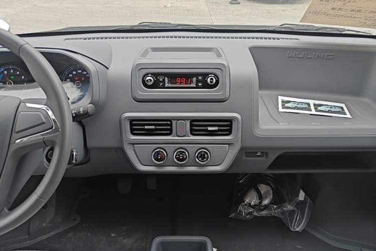 Used Wuling Yangguang 2025 Model 400km Bus Edition—Comfort Edition Audio And AC Panel