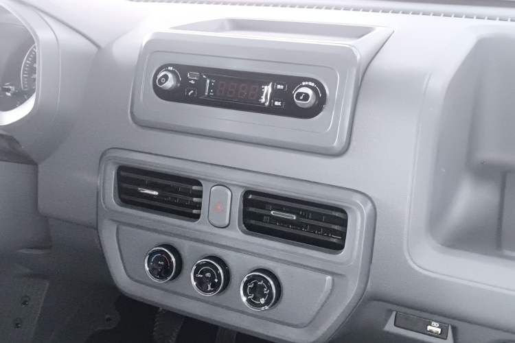 Used Wuling Yangguang 2025 Model 400km Bus Edition—Comfort Edition Audio And AC Panel