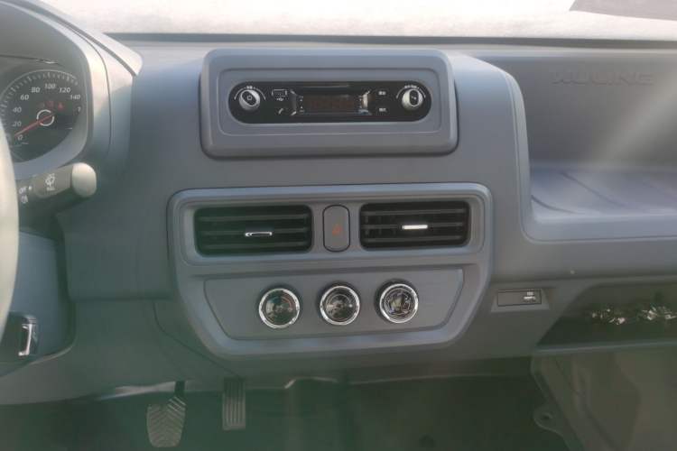 Used Wuling Yangguang 2025 Model 400km Bus Edition—Comfort Edition Audio And AC Panel