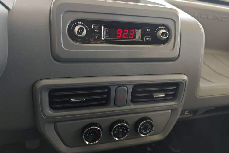 Used Wuling Yangguang 2025 Model 400km Bus Edition—Comfort Edition Audio And AC Panel