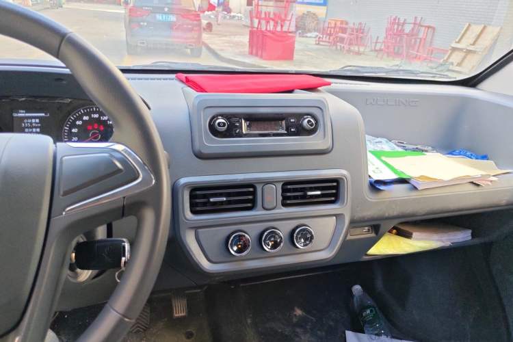 Used Wuling Yangguang 2025 Model 400km Bus Edition—Comfort Edition Audio And AC Panel