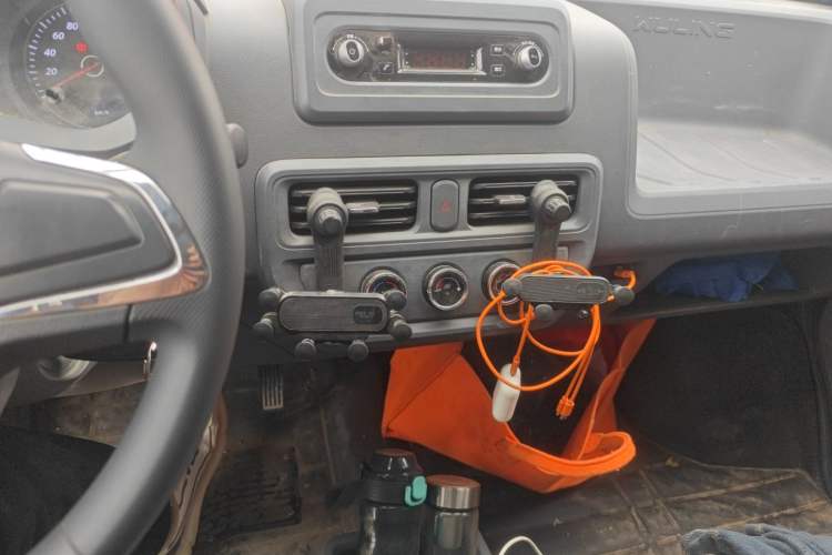 Used Wuling Yangguang 2025 Model 310KM Bus Edition—Customized by CATL Audio And AC Panel