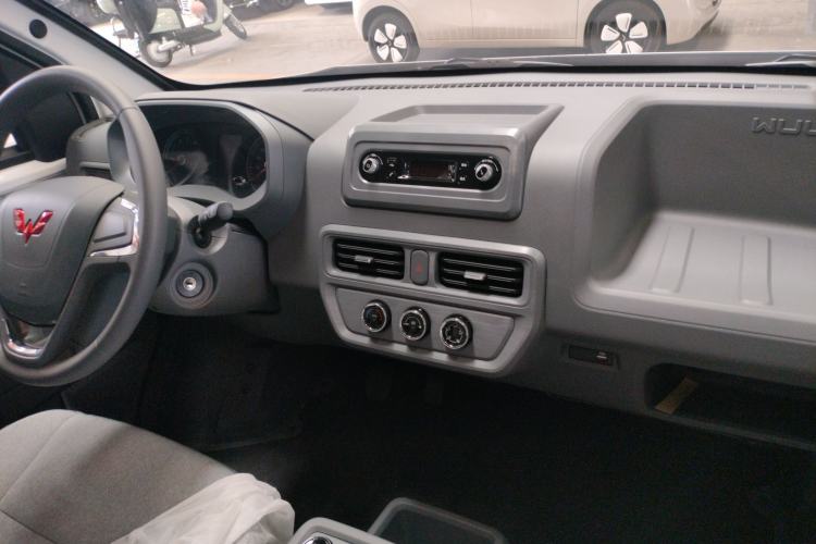 Used Wuling Yangguang 2025 Model 400km Bus Edition—Comfort Edition Audio And AC Panel