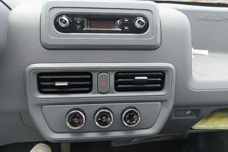 Used Wuling Yangguang 2025 Model 400km Bus Edition—Comfort Edition Audio And AC Panel
