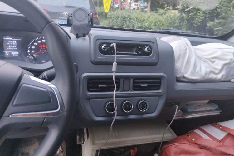 Used Wuling Yangguang 2025 Model 400km Bus Edition—Comfort Edition Audio And AC Panel