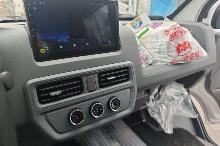 Used Wuling Yangguang 2025 Model 400km Bus Edition—Comfort Edition Audio And AC Panel
