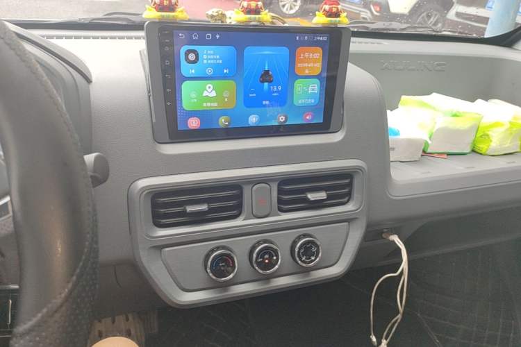 Used Wuling Yangguang 2025 Model 400km Bus Edition—Comfort Edition Audio And AC Panel
