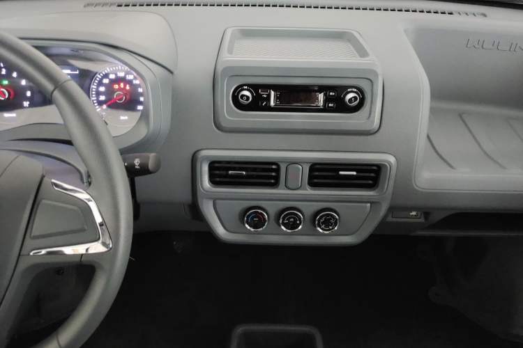 Used Wuling Yangguang 2025 Model 400km Bus Edition—Comfort Edition Audio And AC Panel