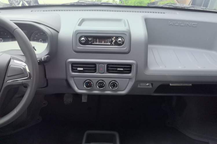 Used Wuling Yangguang 2025 Model 400km Bus Edition—Comfort Edition Audio And AC Panel