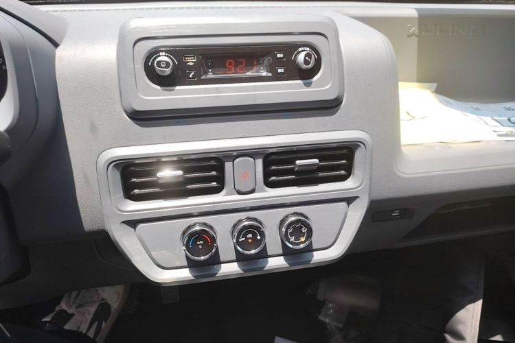 Used Wuling Yangguang 2025 Model 400km Bus Edition—Comfort Edition Audio And AC Panel
