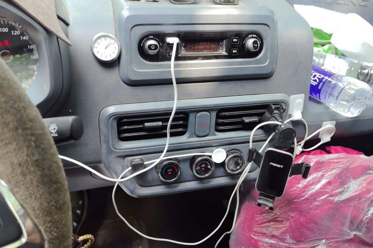 Used Wuling Yangguang 2025 Model 400km Bus Edition—Comfort Edition Audio And AC Panel