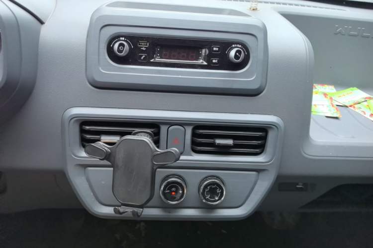 Used Wuling Yangguang 2025 Model 400km Bus Edition—Comfort Edition Audio And AC Panel