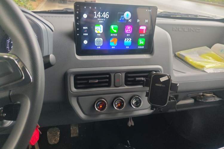 Used Wuling Yangguang 2025 Model 400km Bus Edition—Comfort Edition Audio And AC Panel