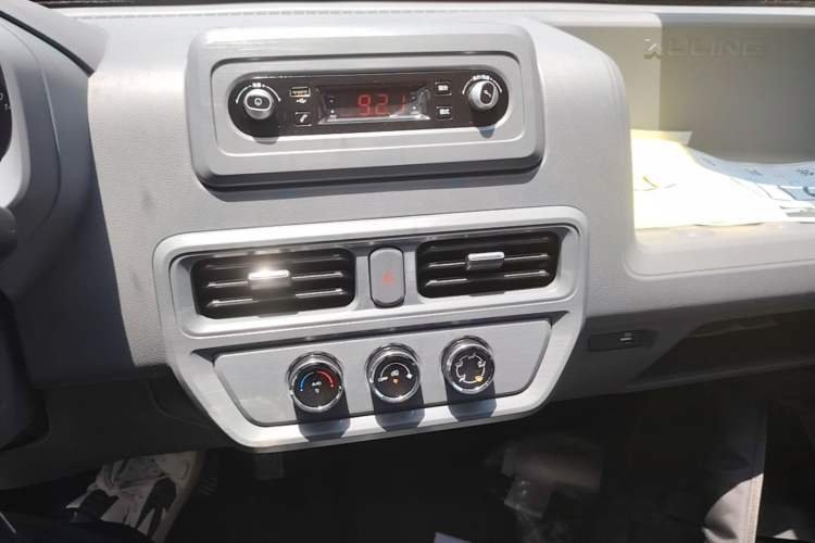 Used Wuling Yangguang 2025 Model 400km Bus Edition—Comfort Edition Audio And AC Panel