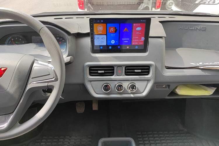 Used Wuling Yangguang 2025 Model 400km Bus Edition—Comfort Edition Audio And AC Panel