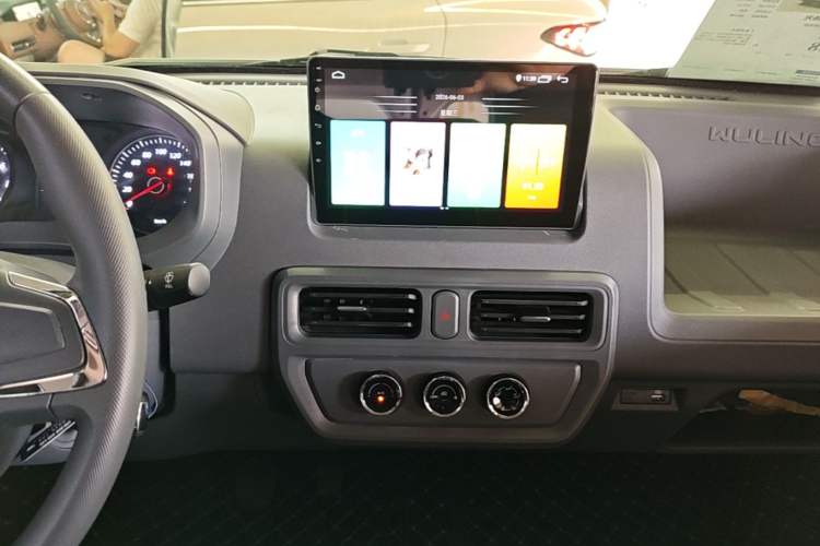 Used Wuling Yangguang 2025 Model 400km Bus Edition—Comfort Edition Audio And AC Panel