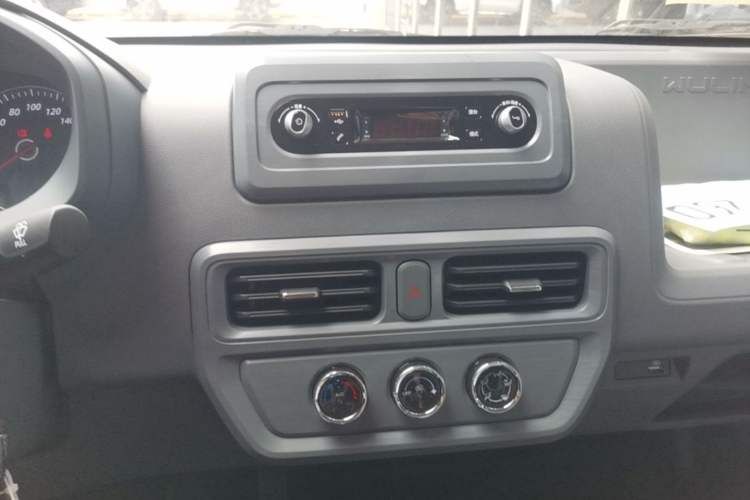 Used Wuling Yangguang 2025 Model 400km Bus Edition—Comfort Edition Audio And AC Panel