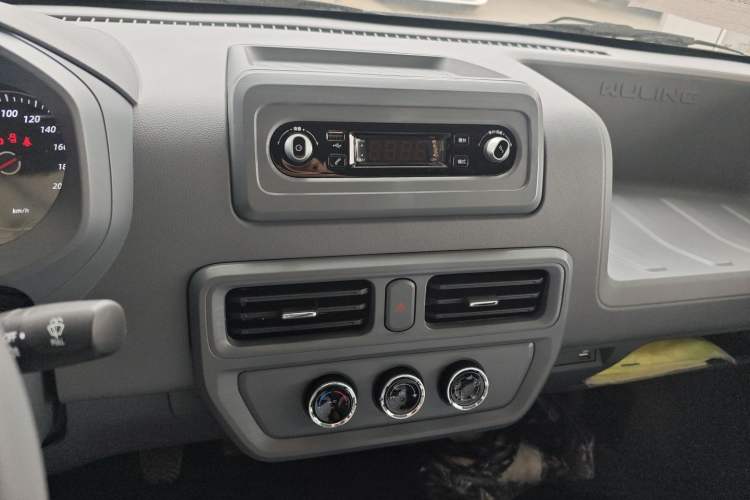 Used Wuling Yangguang 2025 Model 400km Bus Edition—Comfort Edition Audio And AC Panel
