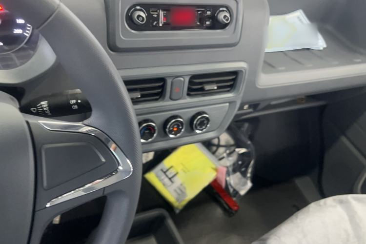 Used Wuling Yangguang 2025 Model 400km Bus Edition—Comfort Edition Audio And AC Panel