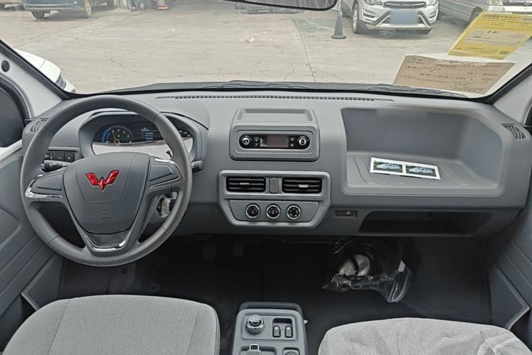 Used Wuling Yangguang 2025 Model 400km Bus Edition—Comfort Edition Center Console