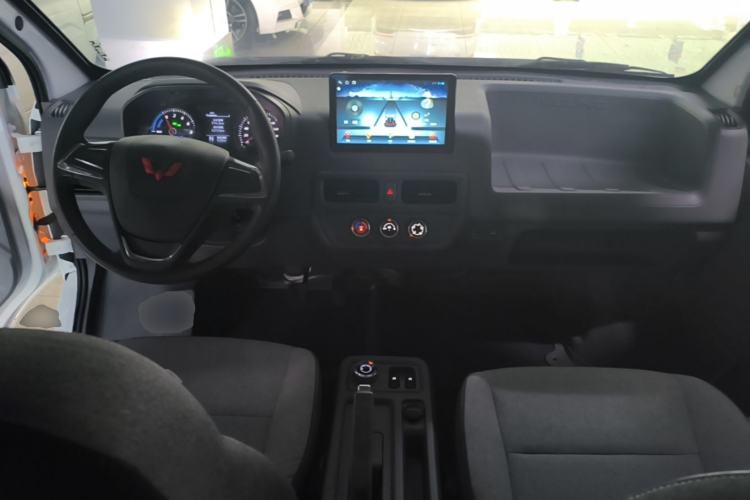 Used Wuling Yangguang 2025 Model 400km Bus Edition—Comfort Edition Center Console